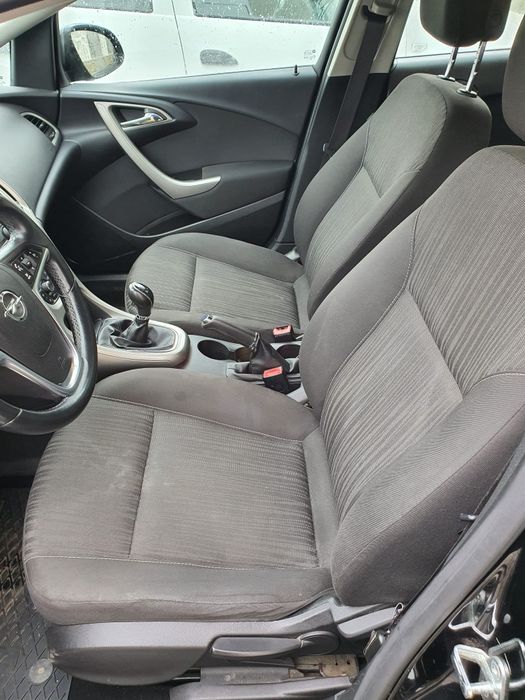 Vând Opel Astra J 2011
