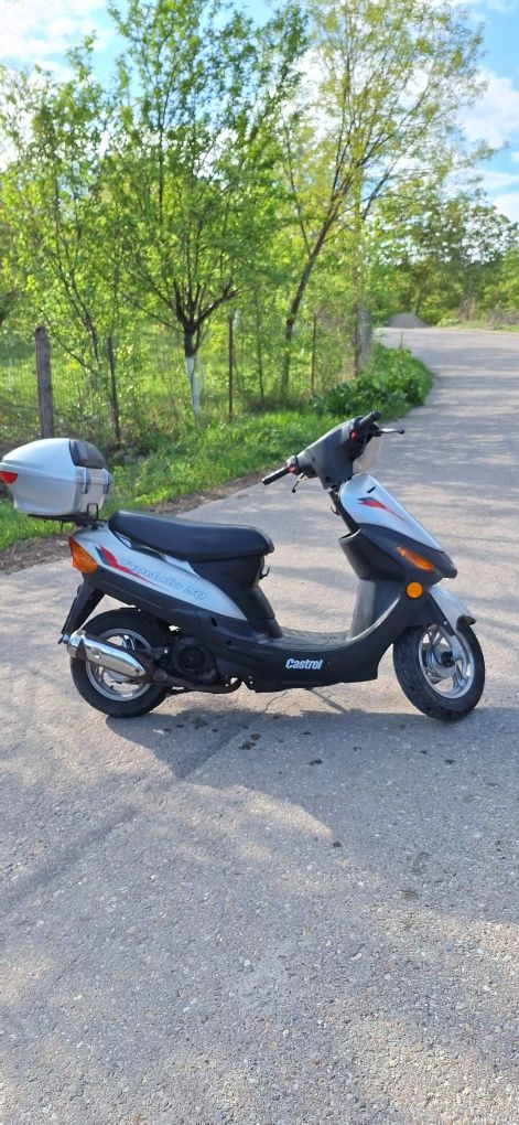 Vând scuter 50cc