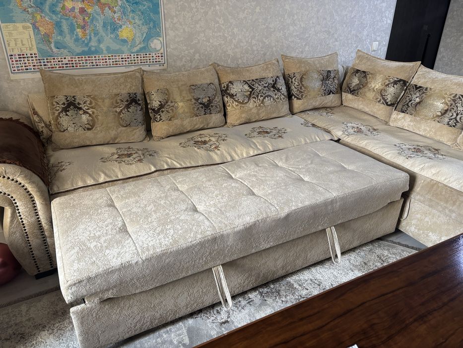 Диван и журнальный стол