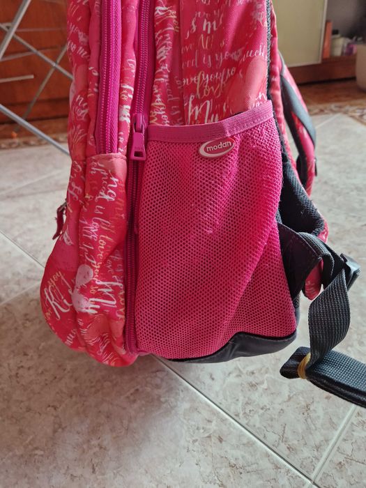 Продавам ученическа раница