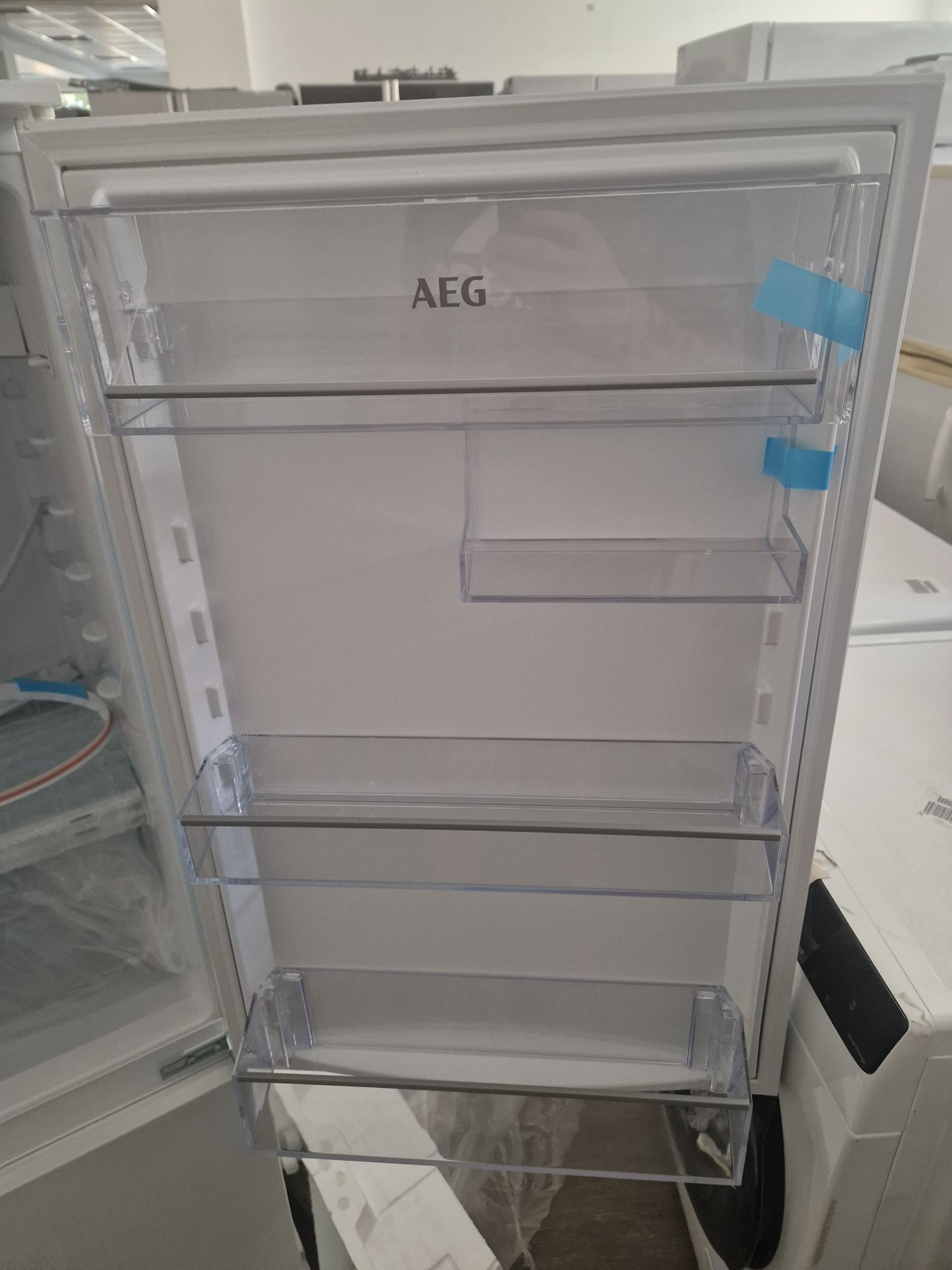 Хладилник за вграждане Aeg A++ 144 см Нов