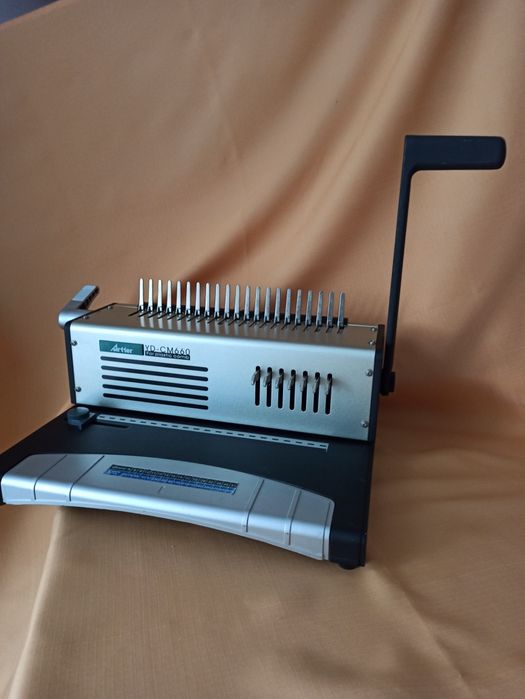 Aparat profesional ARTTER de perforat & indosariat cu șină din plastic