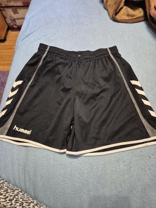 Vând pantaloni scurti copii, firma  hummel.