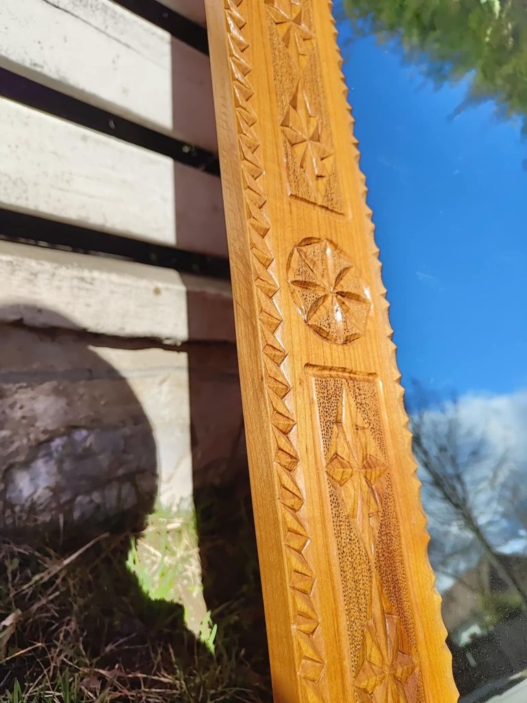 Oglinda cu rama din lemn sculptata
