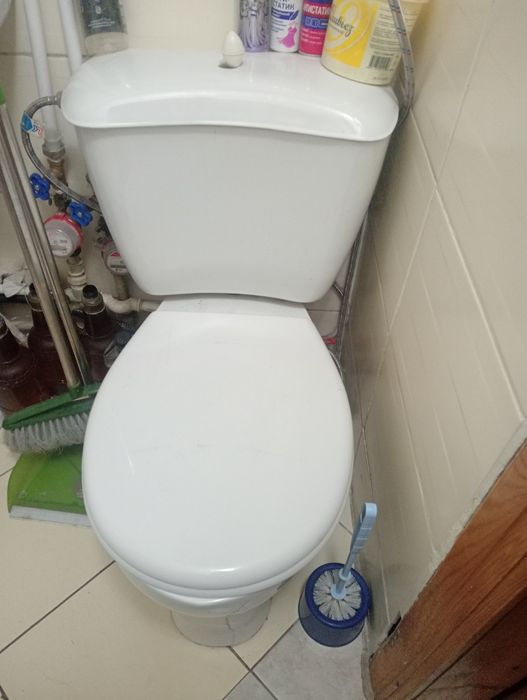 Продам унитаз с бачком