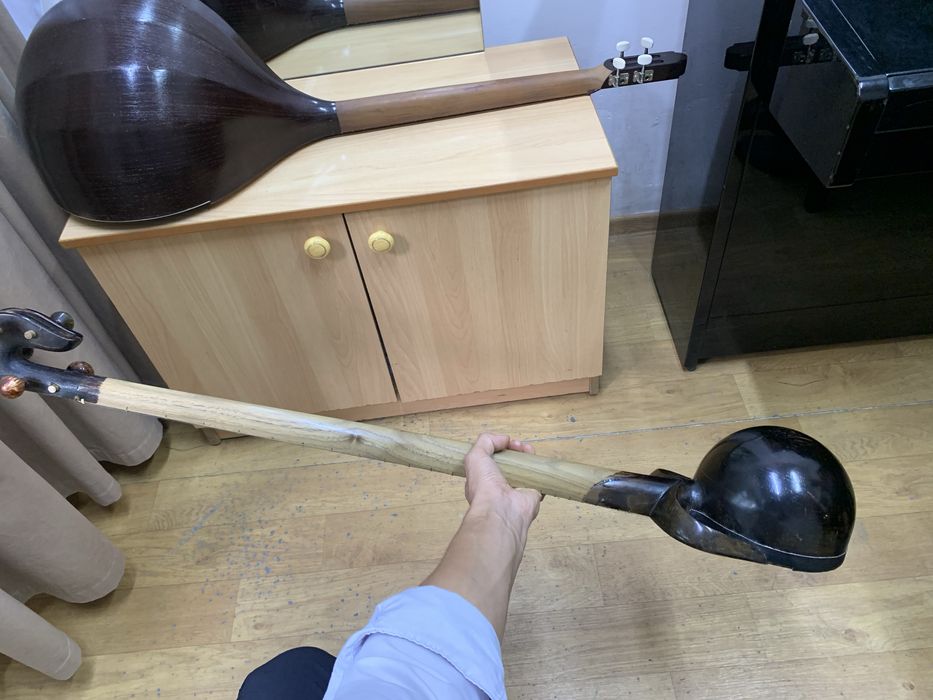 Qashqar rubobi ideal chalin yurilgan rubob tayyor rubob chalinadi