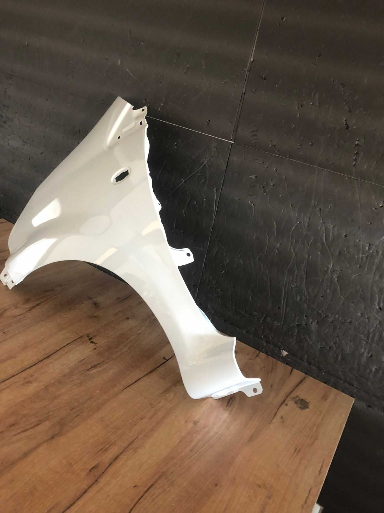 Aripa Fata Stanga Toyota Aygo 2006-2012 (049 (Alb))