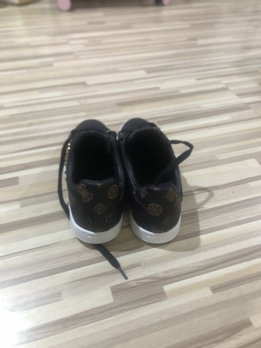 Adidasi Guess marimea 37