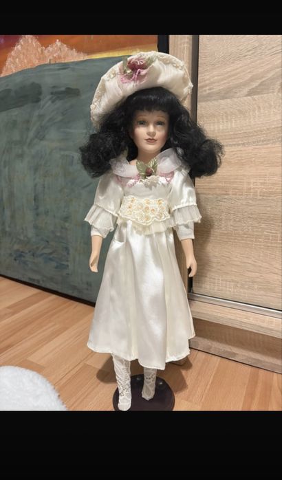 Păpușă de porțelan