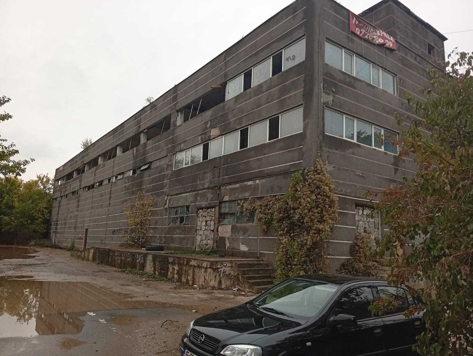 Inchiriez hala cu teren