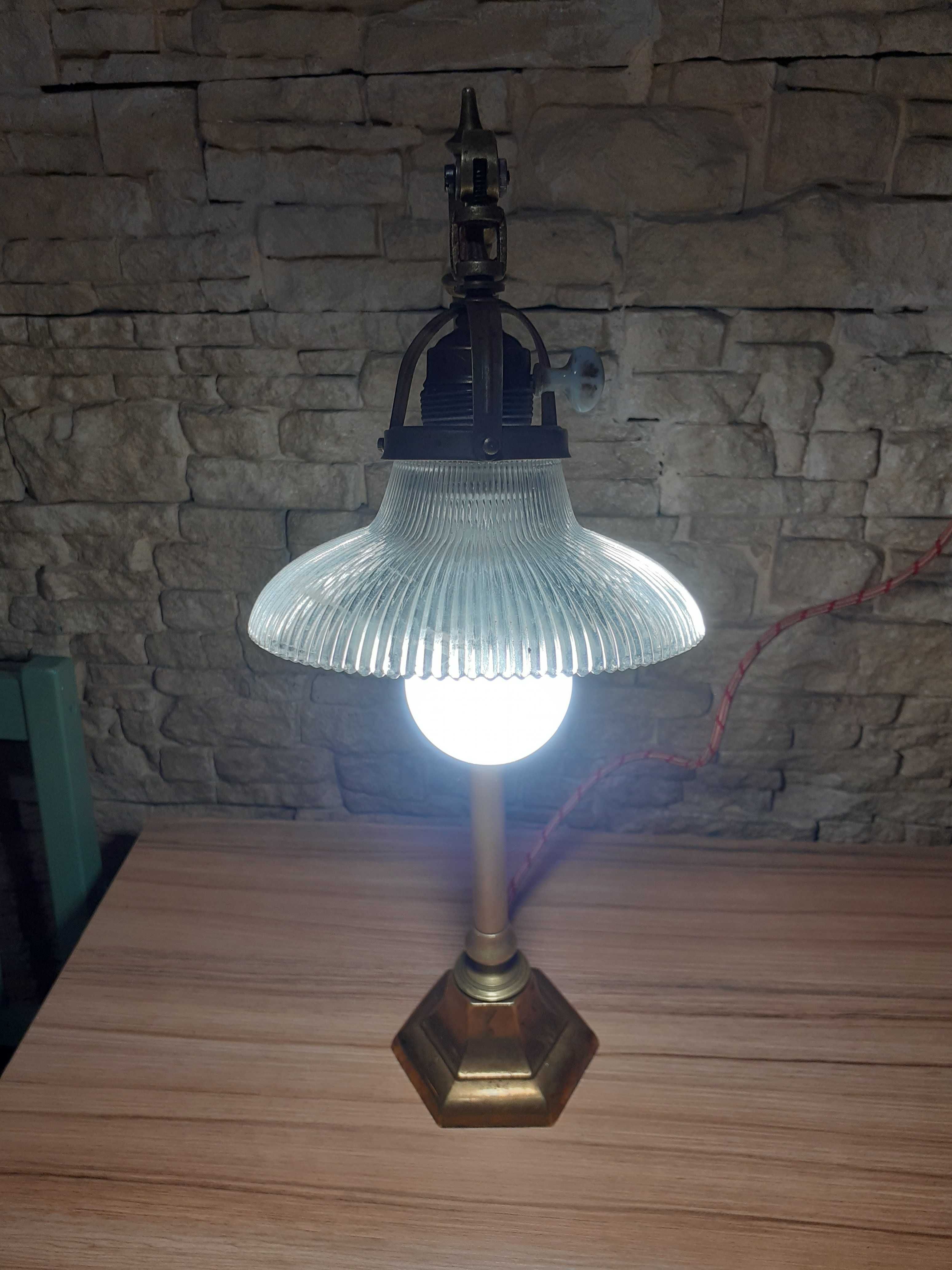 Ofer spre vanzare o lampa Art Deco din alama cu patina originala