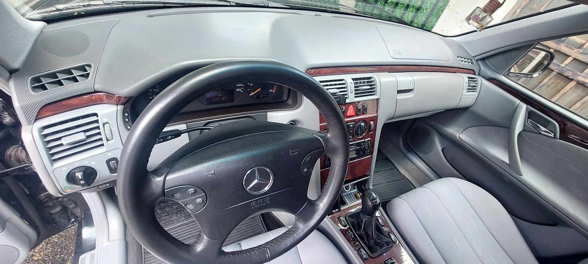 Vând Mercedes w210