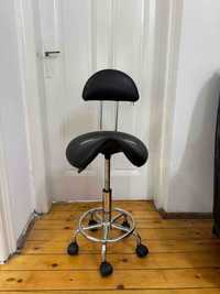 Работен стол с ергономична форма