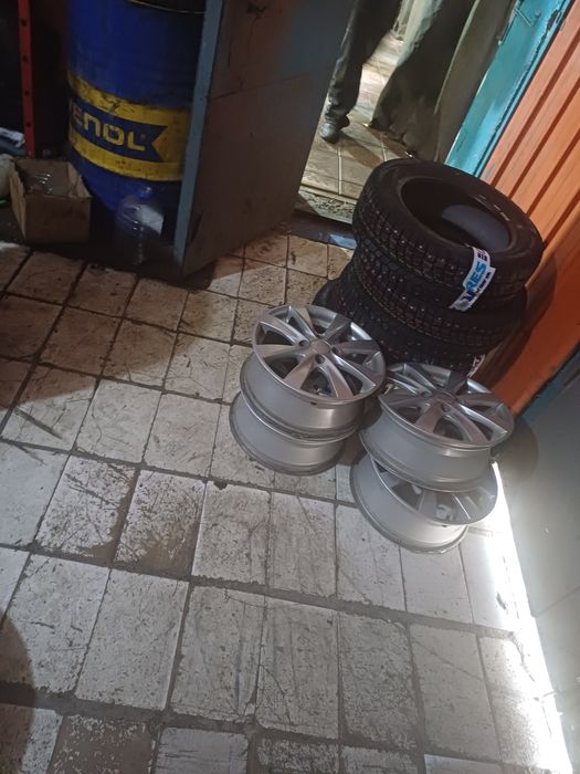 Продам резину вместе с дисками. Шипы.