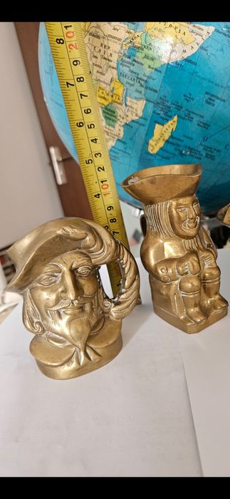 Carafe de bronz cu fete de pirati