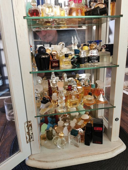 Колекция от 140 мини парфюми