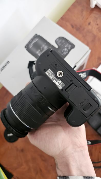 Aparat foto Canon EOS 250D cu obiectiv EF-S 18-55mm