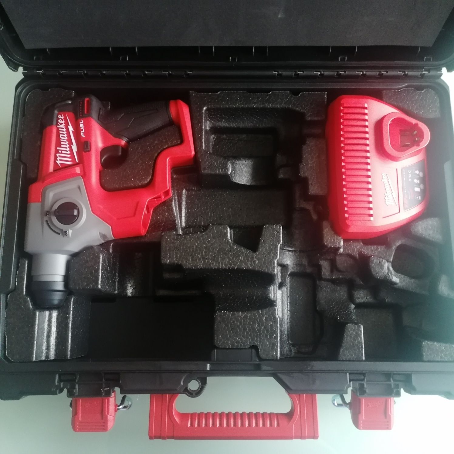 Перфоратор Milwaukee M12CH-0 НОВ+куфар и зарядно