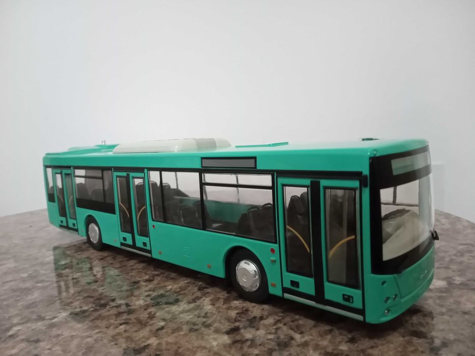 Vând autobuze machetă