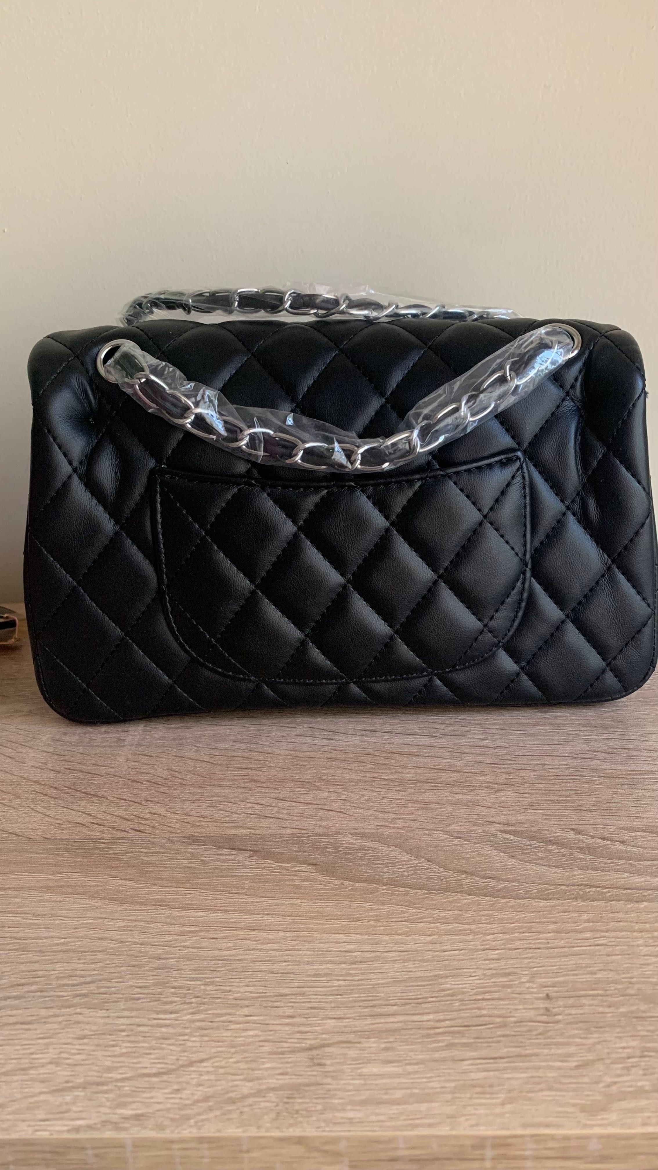 черна чанта Chanel със сребърни детайли