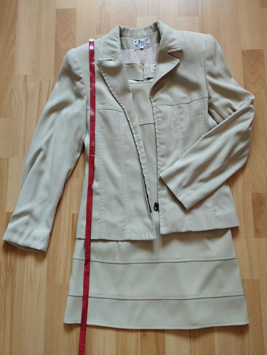 Costum rochie scurta și sacou bej