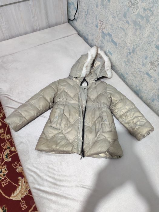 Кизлар курткачаси сотилади.