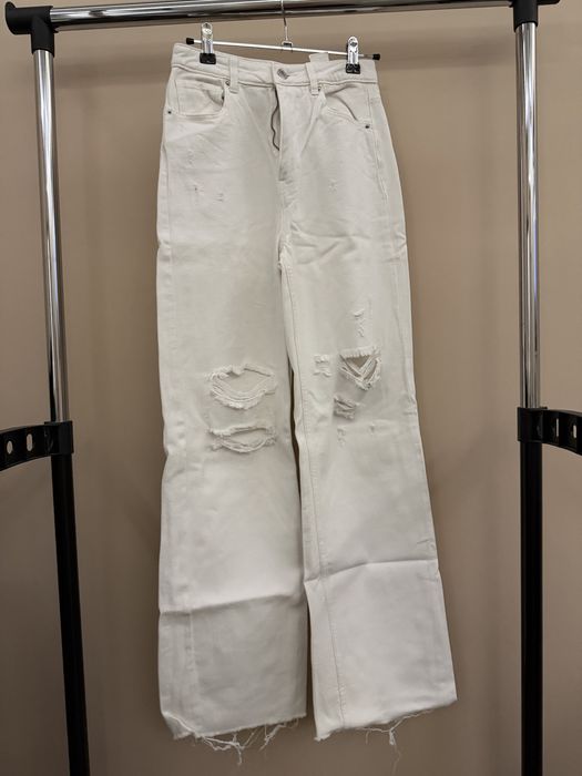 Бели дънки със скъсан ефект