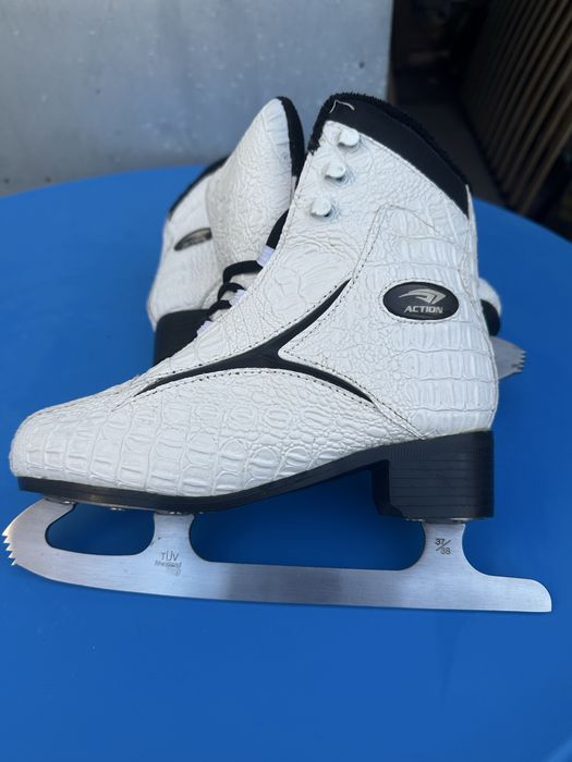 Фигурные коньки в хорошем состоянии