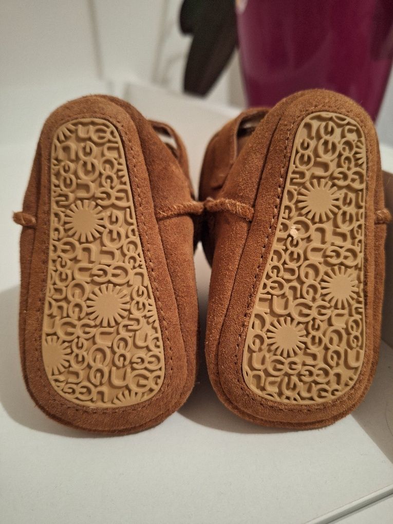 Vand ghetuțe originale Ugg