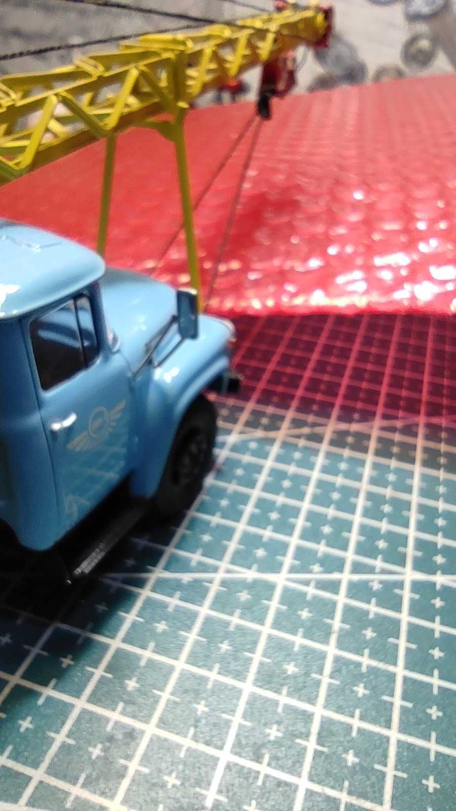 Модель автокрана в масштабе 1:43