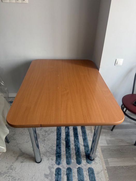 Стол и стулья 4шт в хорошем состоянии