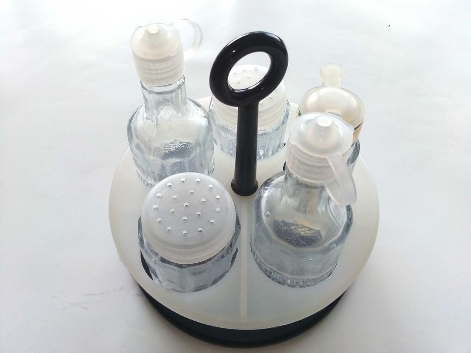 Два стари комплекта за подправки