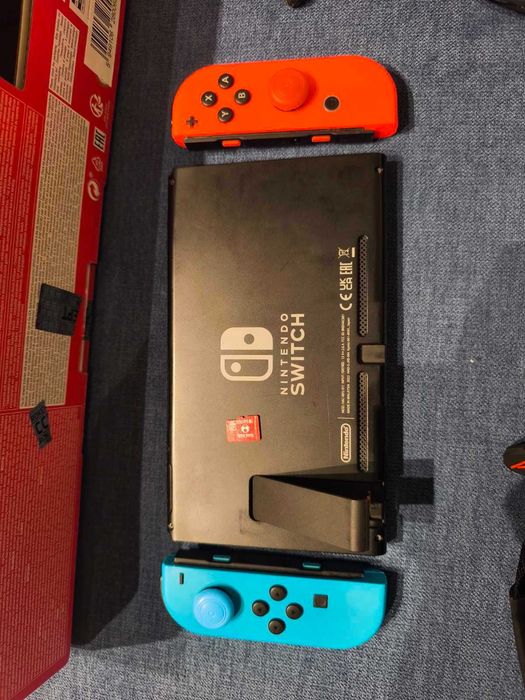 Nintendo Switch конзолa в безупречно състоние в оригиналната кутия.