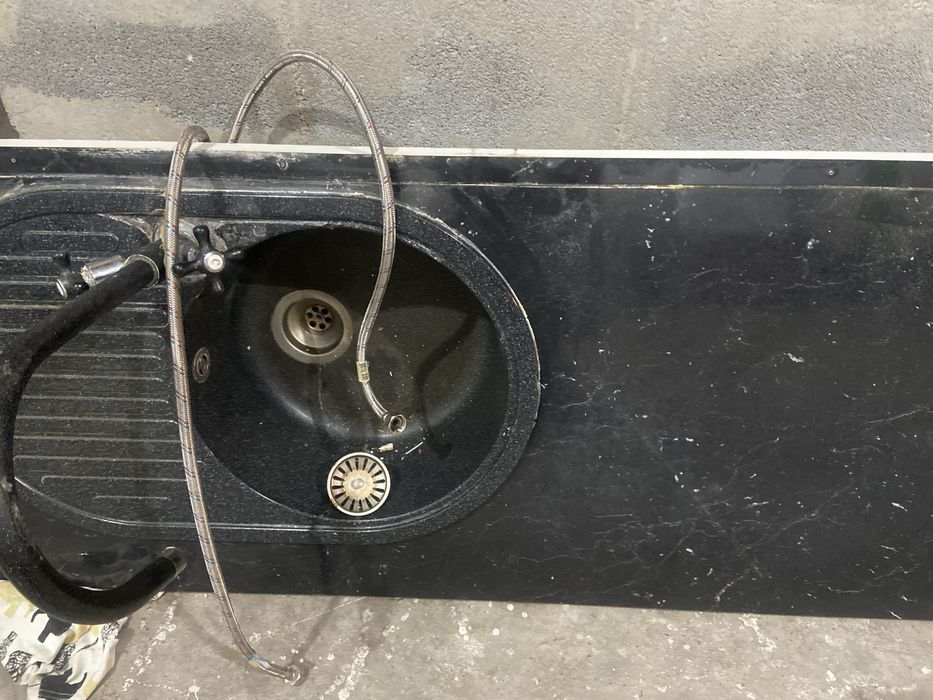 Раковину с краном и кухонный стол