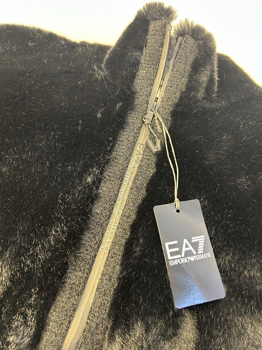 Шуба от бренда Emporio Armani