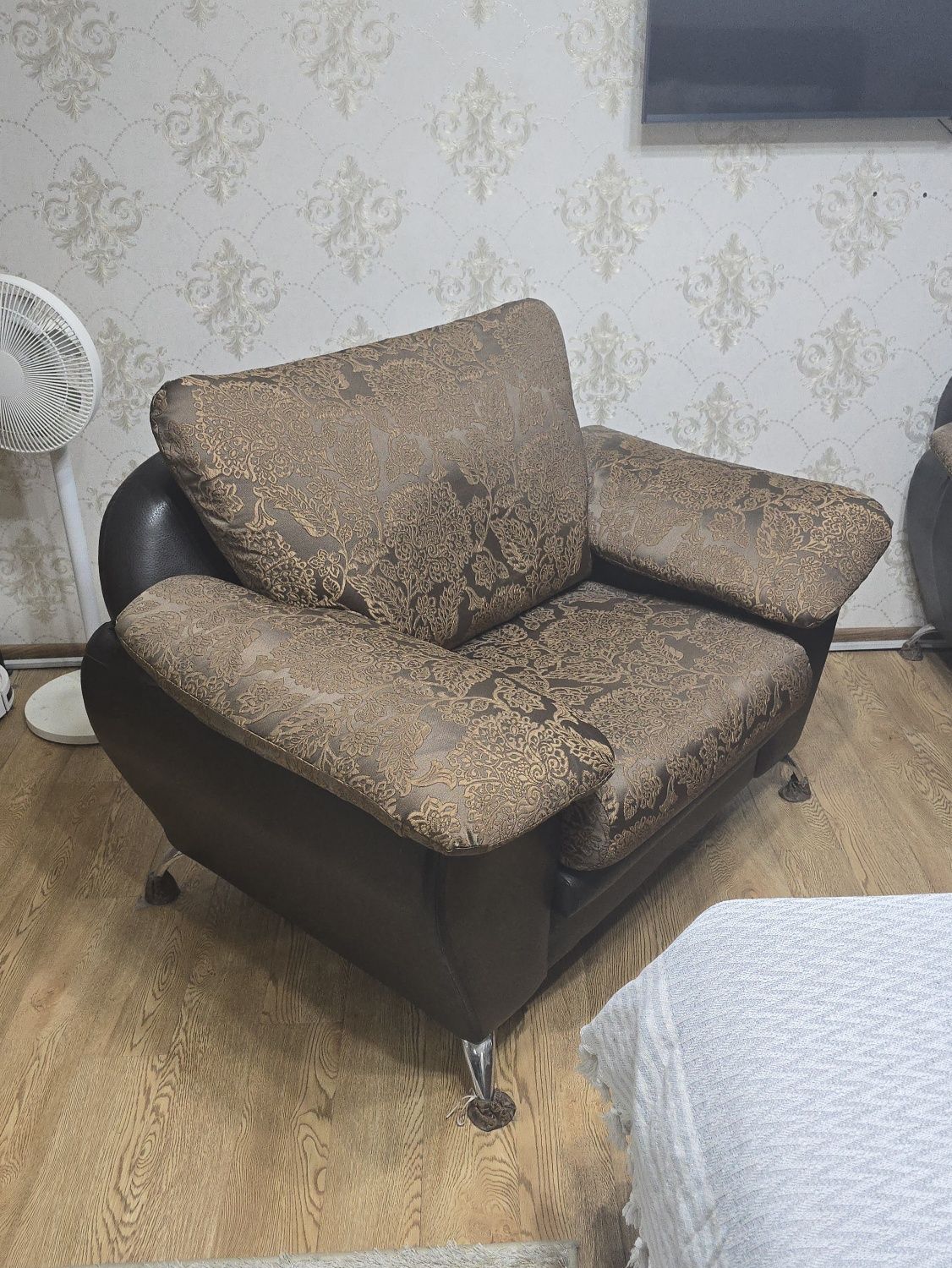 Два больших мягких кресла