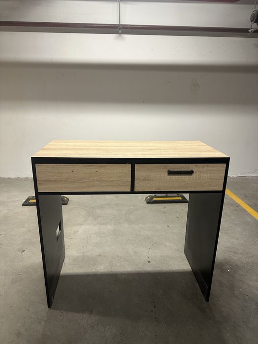 Стол с выдвижными ящиками