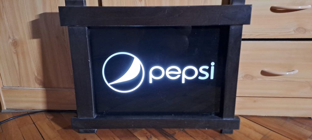 Semn iluminat cu emblema Pepsi