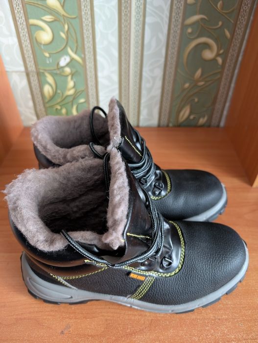 Продам новые зимние рабочие ботинки 41-го размера