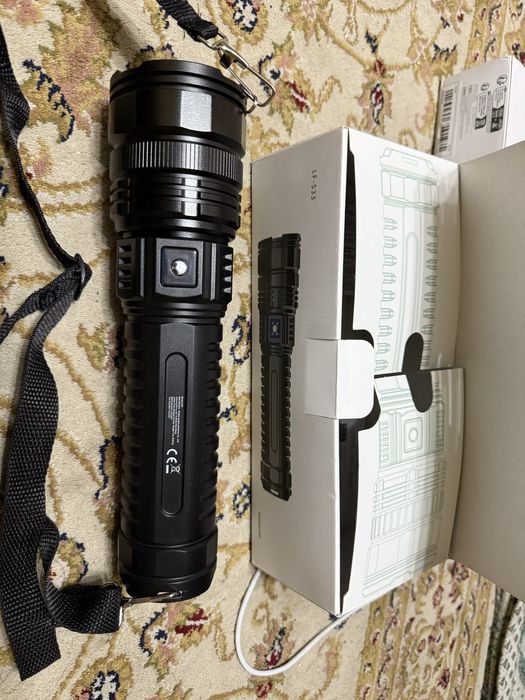 Фонарик очень мощный большой