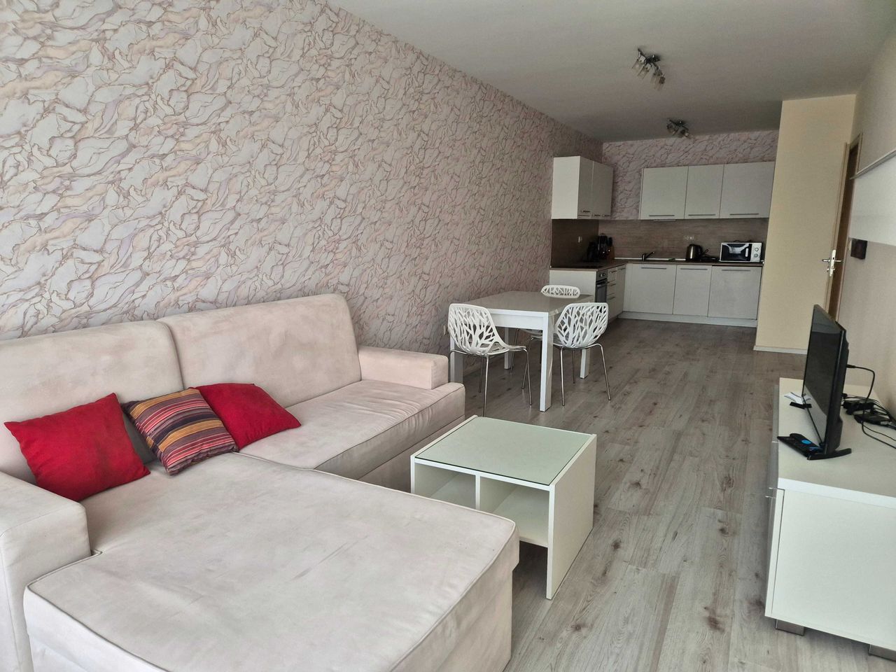 Продава се Тристаен апартамент в Варна, Автогара - 80 кв.м за 1813 €/кв.м - Снимка #6