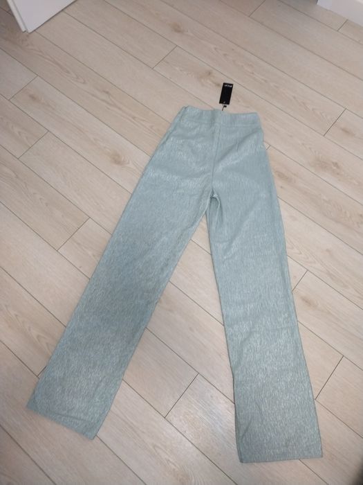 Pantaloni evazați cu talie înaltă