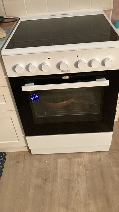 Продам электроплиту Hansa