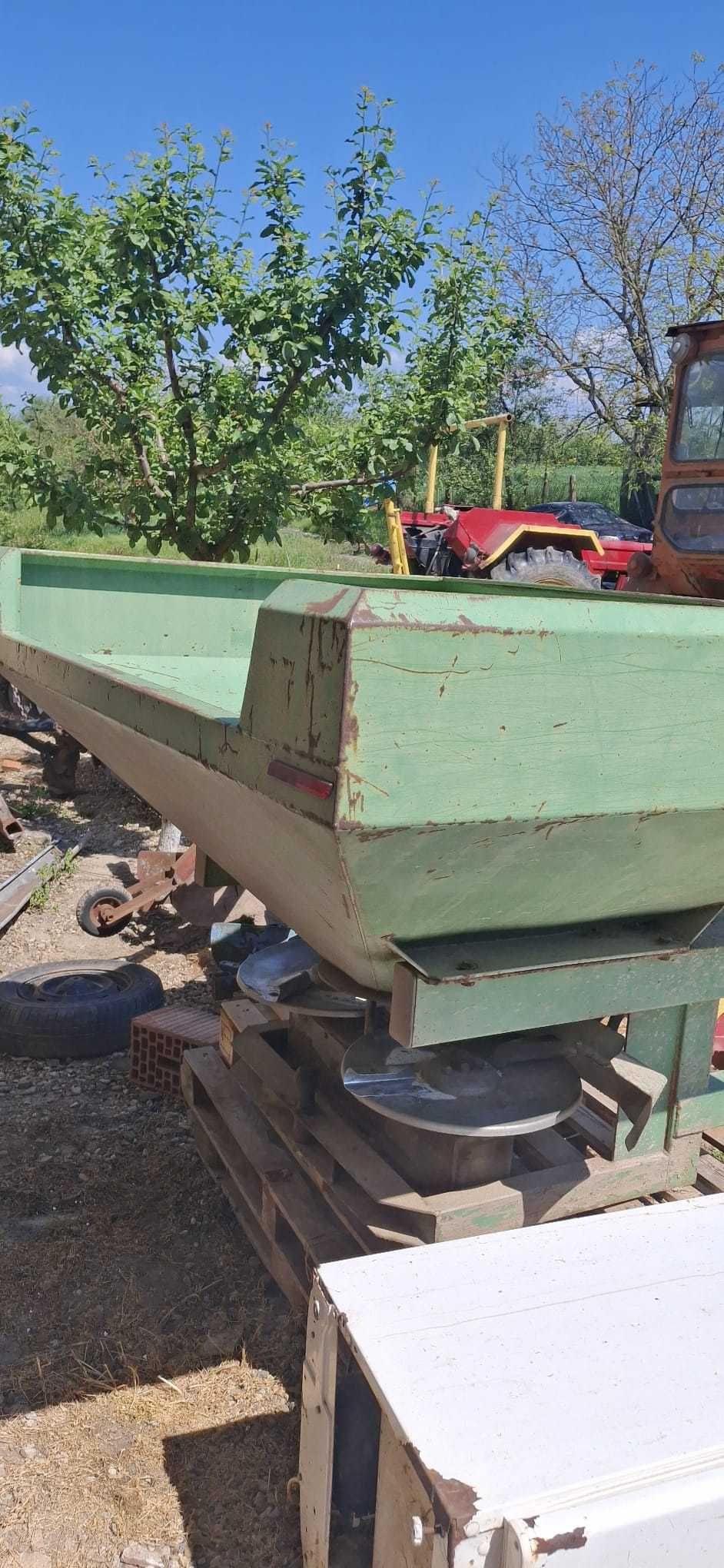 Tractor U650 si masina imprastiat ingrasaminte