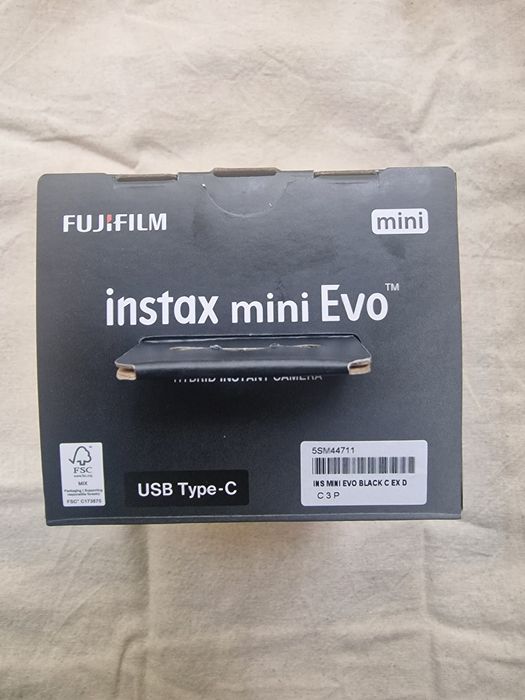 Фотоапарат за моментни снимки Fuji instah mini Evo