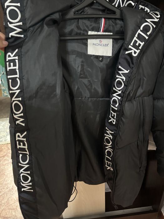 Продам зимнию куртку Монклер
