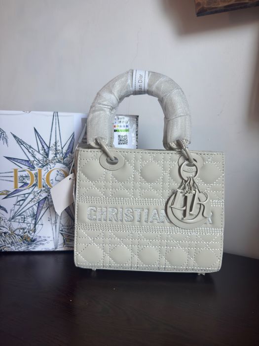 Dior Lady dior bag/чанта в бежаво-бяло