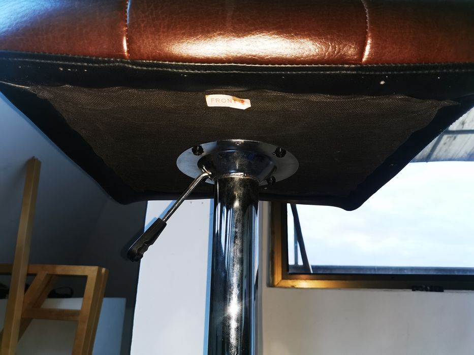 2 Бар стола с  регулируема височина