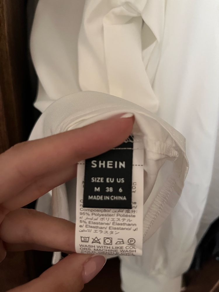 Бяла риза shein с интересен гръб