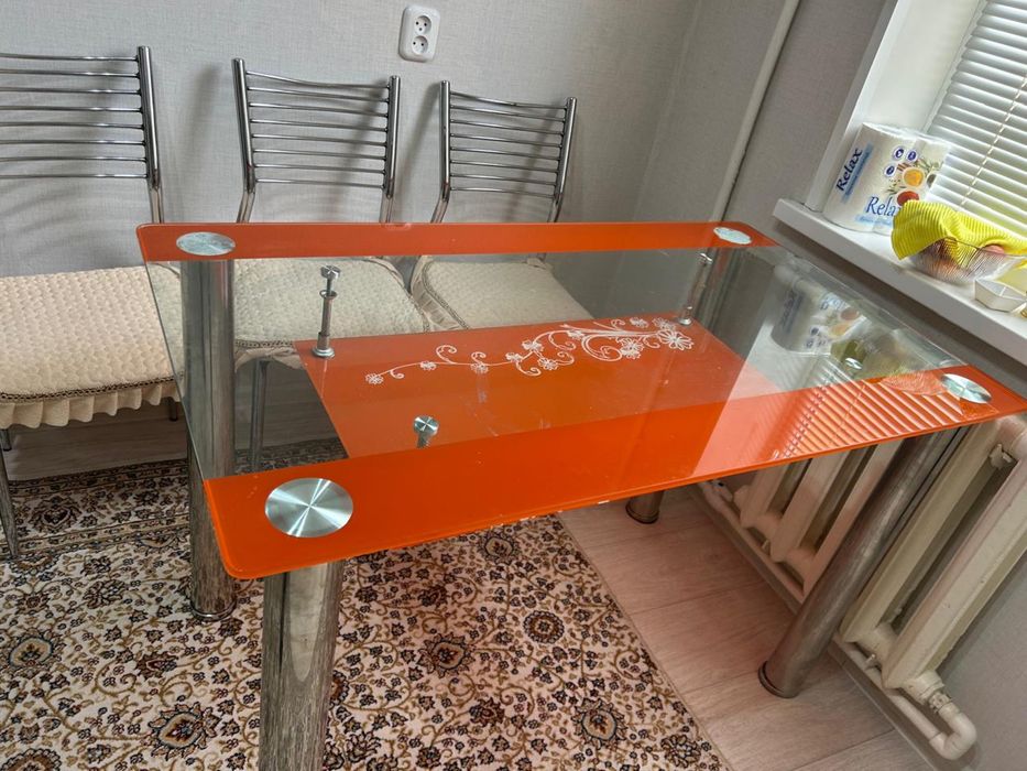 Продаю стол и 6 стульев в отличном состояний